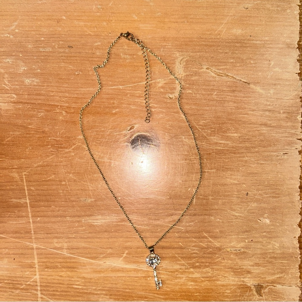 Elegant Gold Key Pendant Necklace